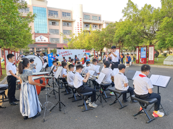 2共和镇中心小学管乐团欢迎同学回校.jpg