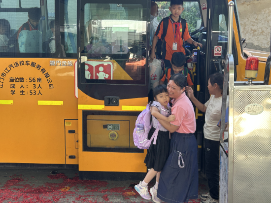 19.鹤城一小 学校教师及跟车阿姨正在引导同学们下校车，确保学生上下安全 (3).jpg