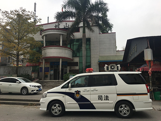 市司法局利用法治宣传车开展专项宣传使扫黑除恶深入人心